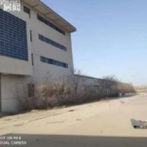 厂区大院内框架和钢结构厂房、另有独立小仓库，宿舍区办公区均有