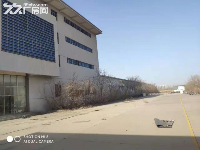 厂区大院内框架和钢结构厂房、另有独立小仓库，宿舍区办公区均有配备
